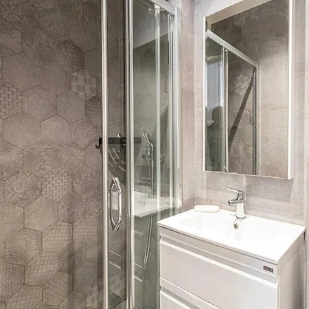Renovated - Rue Meynadier Center - 1br 4p
