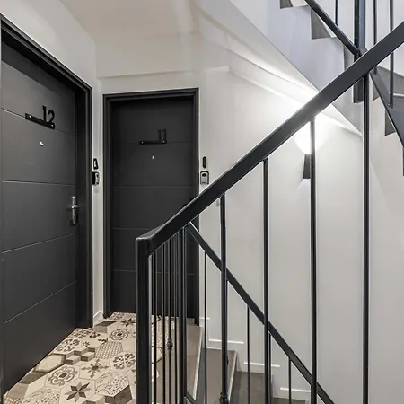 Renovated - Rue Meynadier Center - 1br 4p *